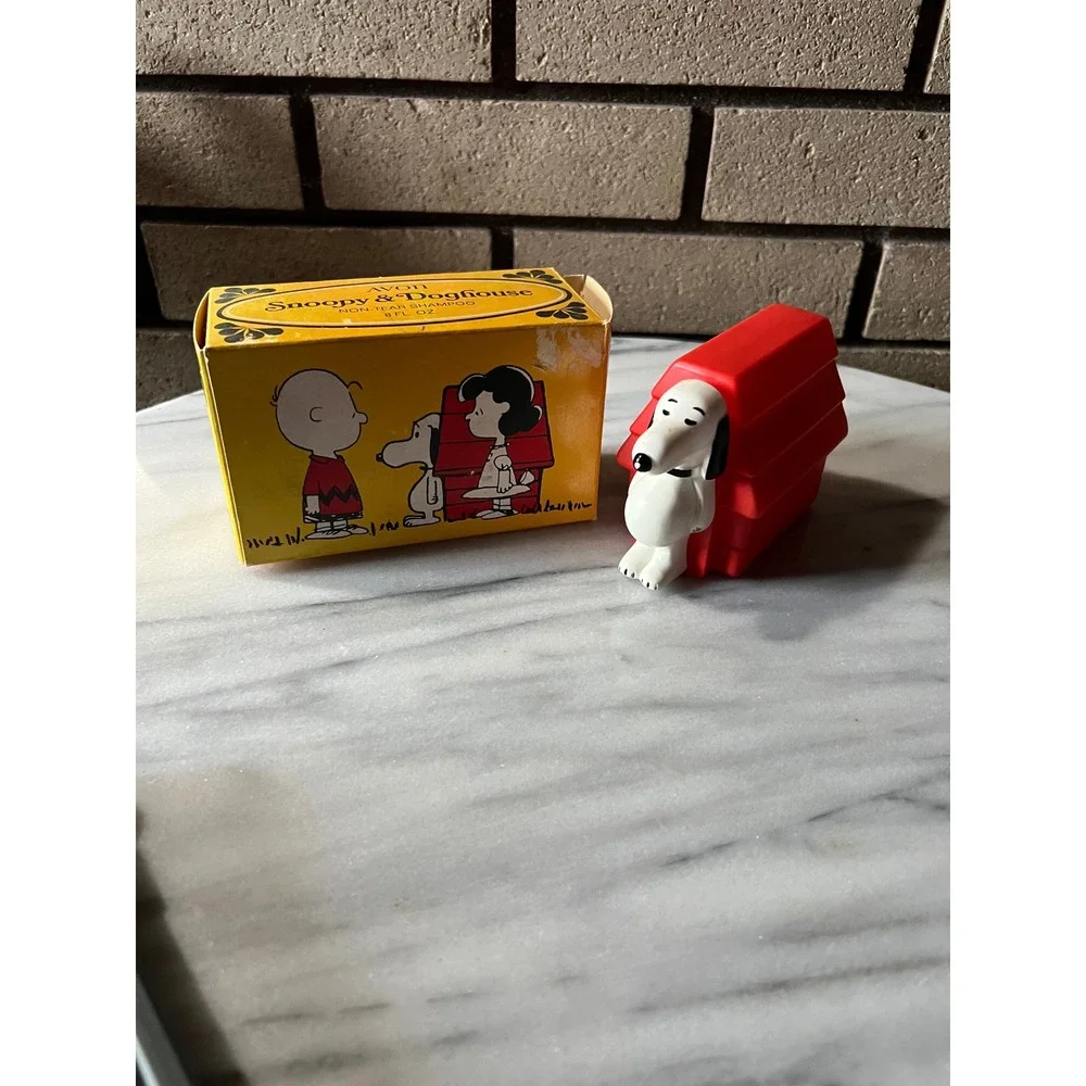NIB AVON 60s Snoopy Doghouse Non Tear Shampoo Bottle 8 Fl Oz Vintage Collectible